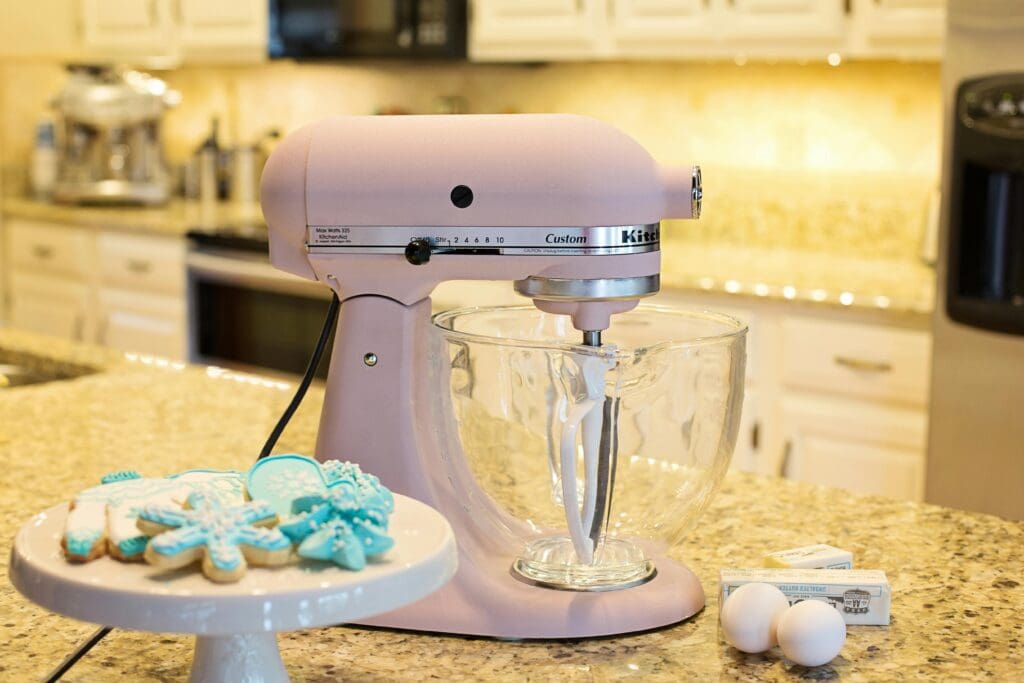 a electric mixer with splashguard on the table
